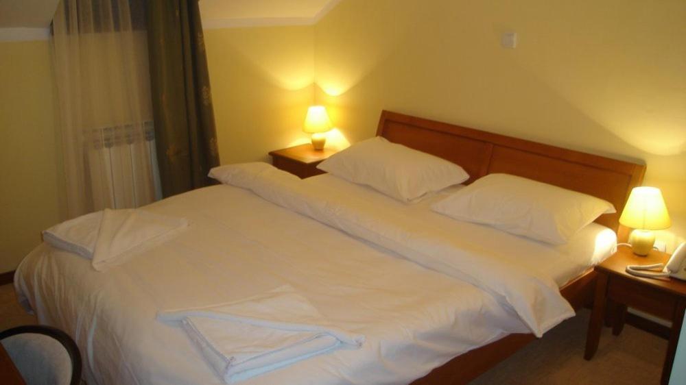 Hotel Vila Sunce Стара-Пазова Экстерьер фото