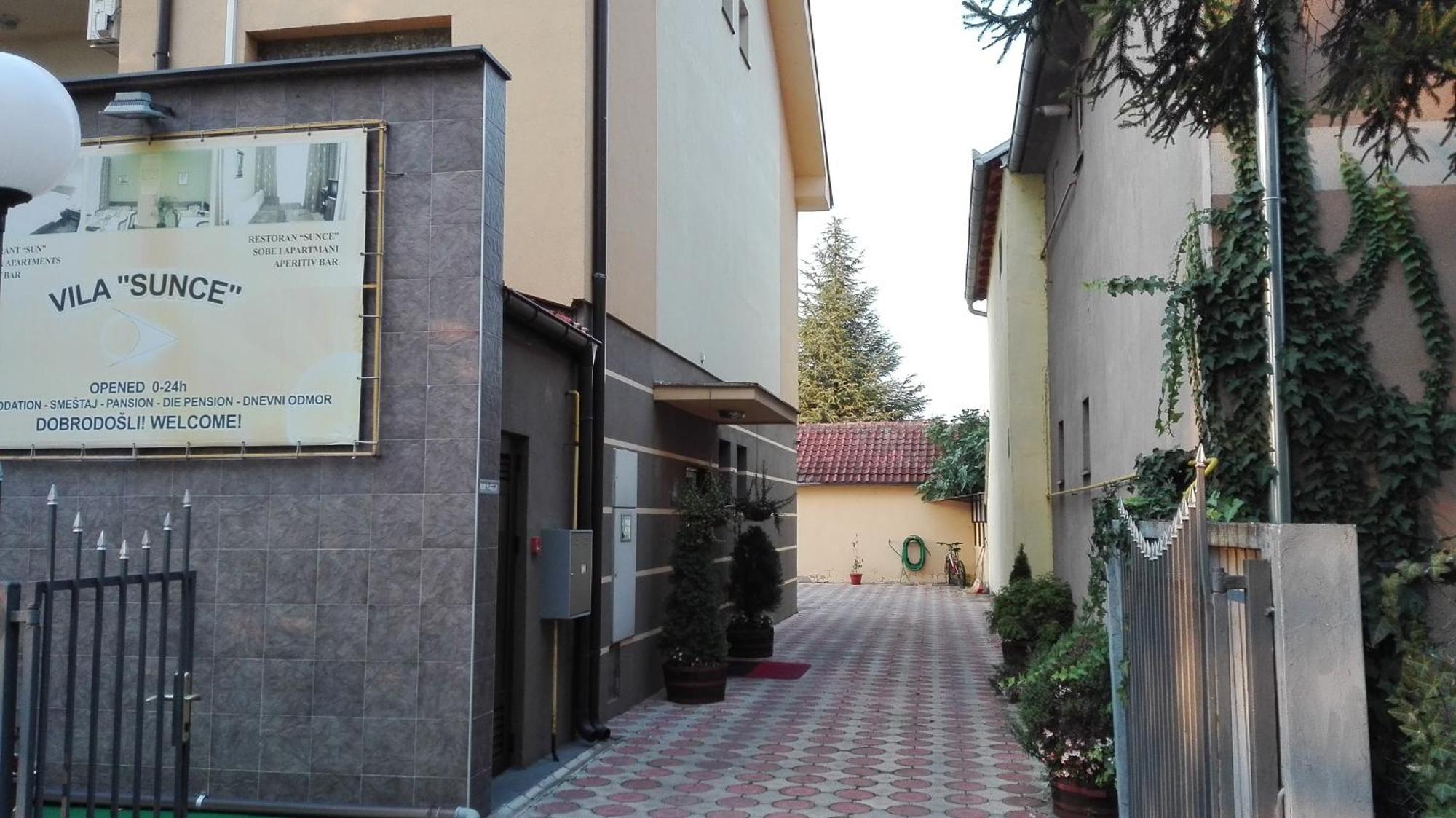 Hotel Vila Sunce Стара-Пазова Экстерьер фото